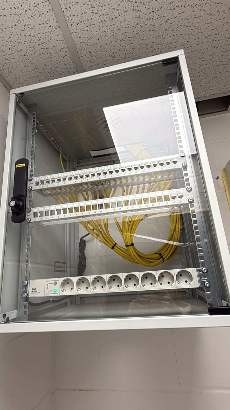 Patchpanel mit strukturierter Datenverkabelung und beschrifteten Leitungen
