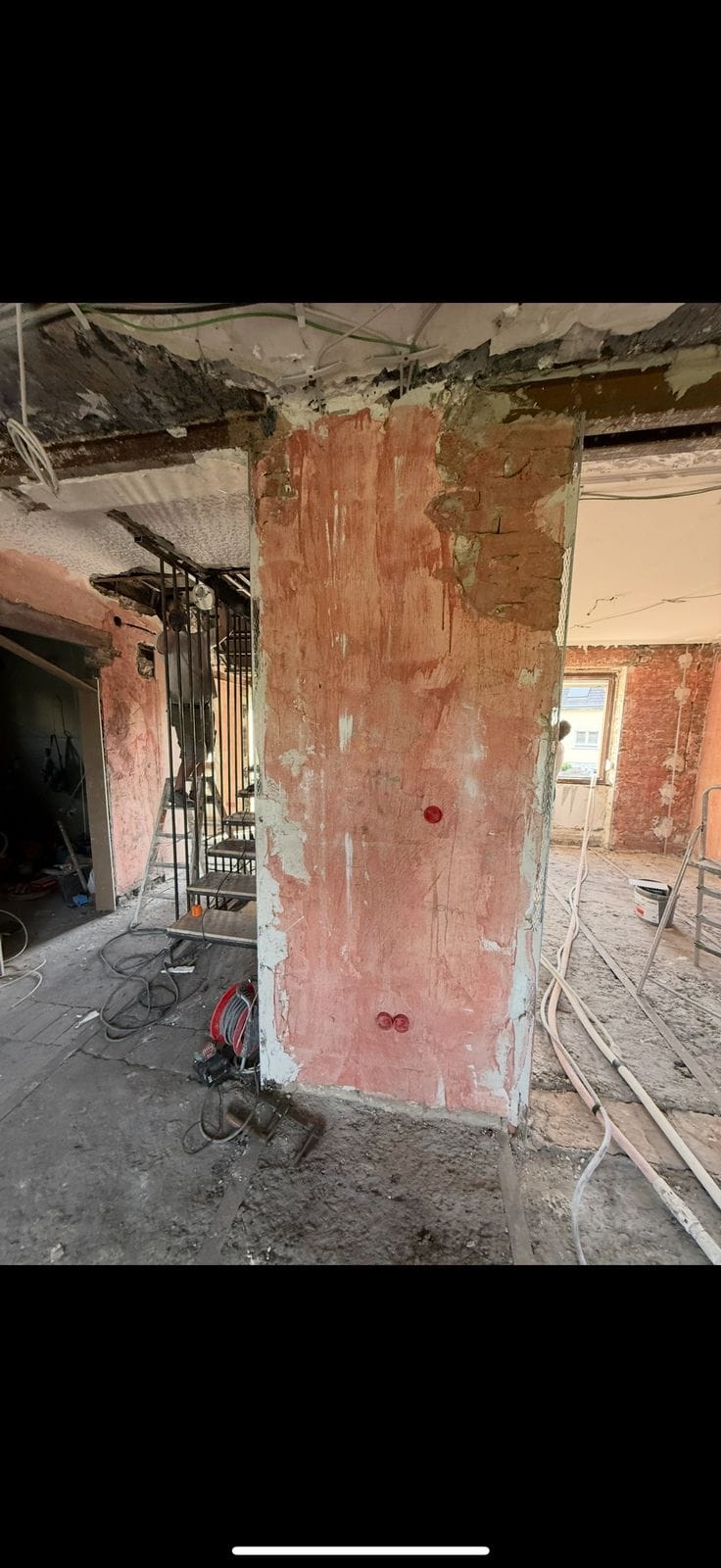 Elektro-Rohinstallation im entkernten Rohbau mit freigelegten Leitungen