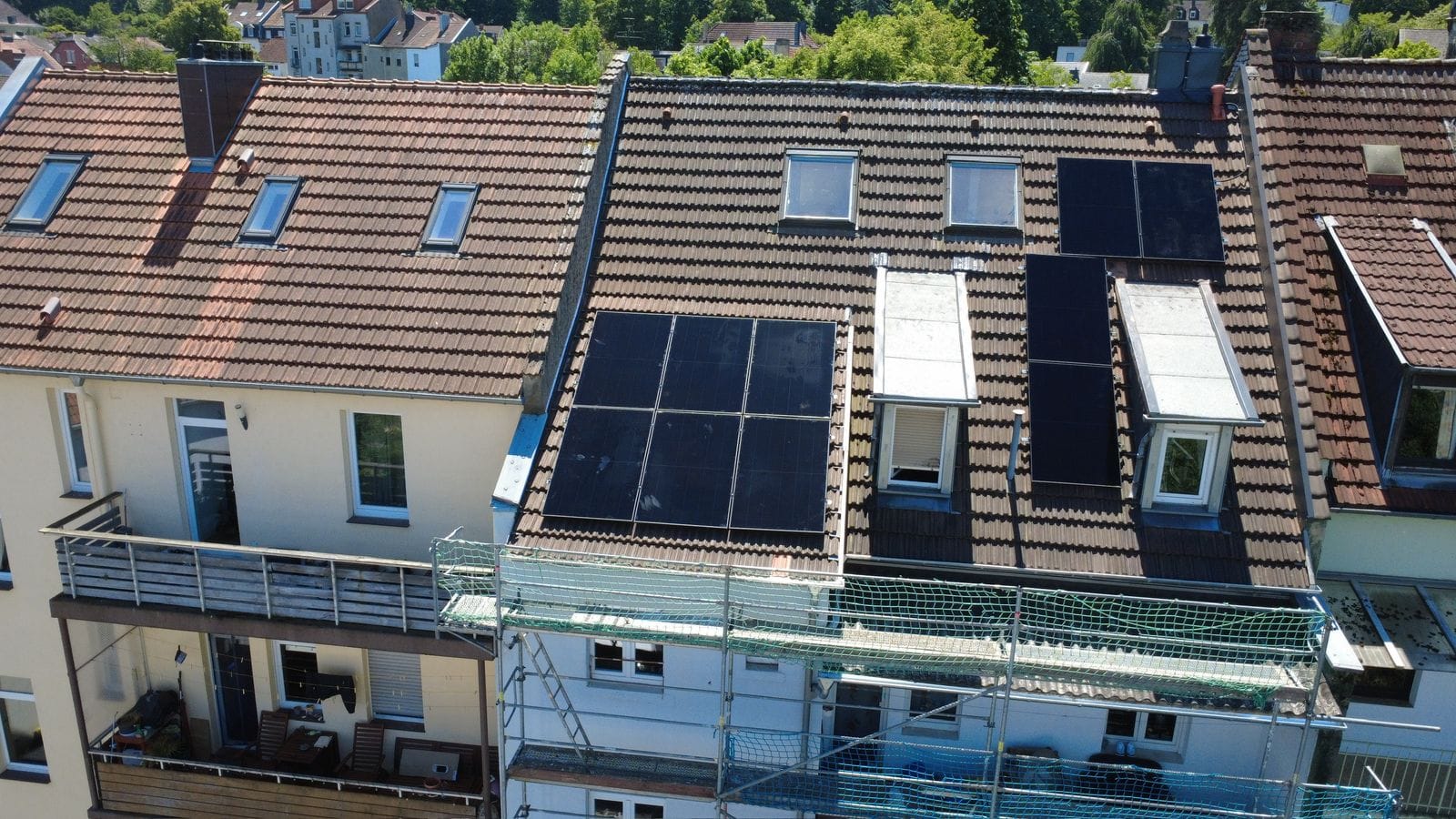 Drohnenaufnahme einer Photovoltaik-Anlage mit schwarzen Modulen auf einem Saarbrücker Reihenhausdach