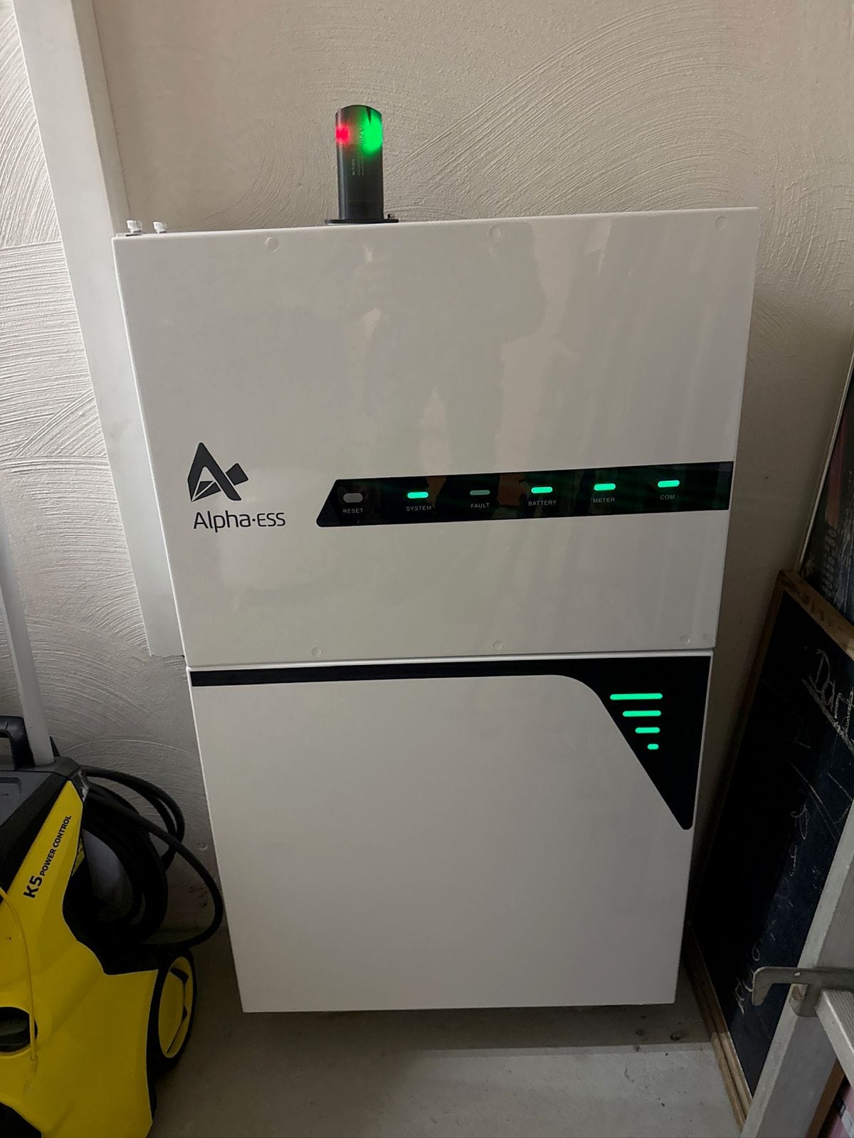 Alpha-ESS Batteriespeicher mit grünen Status-LEDs, an der Wand montiert