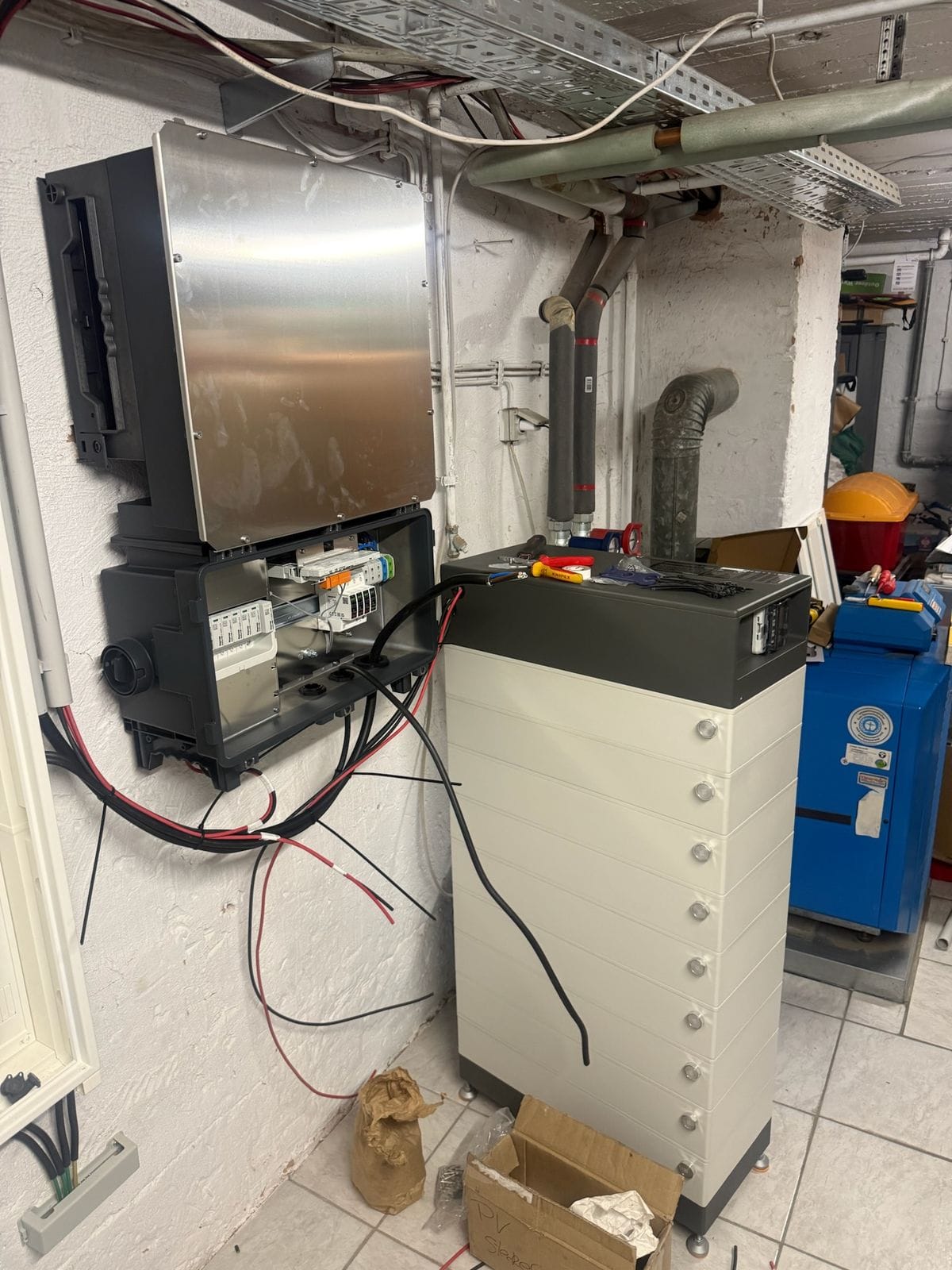 Beschaffte und verbaute Komponenten im Technikraum: Wechselrichter, Batteriespeicher und Verkabelung