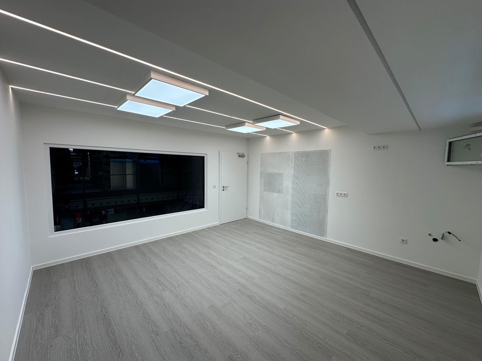 Fertig ausgebauter Geschäftsraum mit LED-Lichtdecke und neuem Bodenbelag